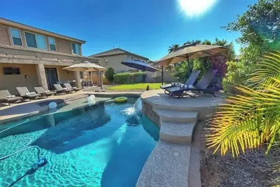 Image de Heated Pool & Hot Tub w/ resort-style Backyard Oasis! Huge Family-Friendly Home