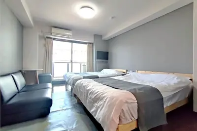 Image de 10 min walk from Jr Namba station and Subway/Hanshin Sakuragawa station. 4 min walk from Jr Ashiwarabashi station and supermarket. 1 room on 1 floor, max 4 people, elevator, convenient to Namba, Dotonbori and Shinsaibashi.
