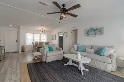 Image de Bright & Spacious Home with Icw access, two community pools and a boat launch.