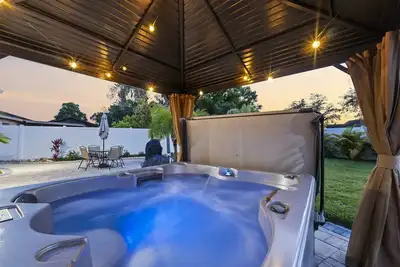 Image de Tropical Fenced Paradise, Hot Tub, & Home Theater