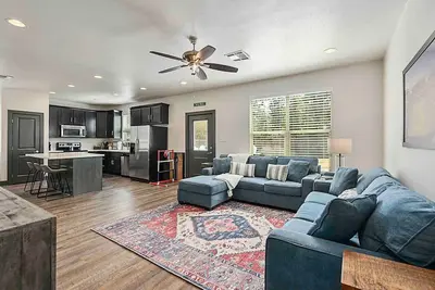 Image de The Spirit: 4 Br/4. 5 Ba Charming Home, Private Yard