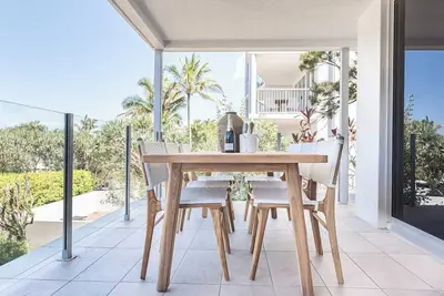 Image de Spirit on Sunshine  Coastal 3br  Apartment  50m to Beach Access