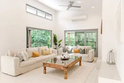 Image de Sleek Stylish Family Beach House Near Junction