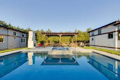 Image de Shared Outdoor Pool & Patio: Whitney Retreat!