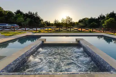 Image de ~ 11 Mi to Lake Whitney: Tree-Lined Cabin w/ Deck