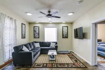 Image de 2 Mi to Main St: Newton Guest House
