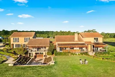 Image de Villa Leone - take in the neighbouring giraffes, lions, and zebras!