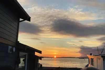 Image de Float Home Only 4 Minutes By Our Boat Across From Downtown Tofino!
