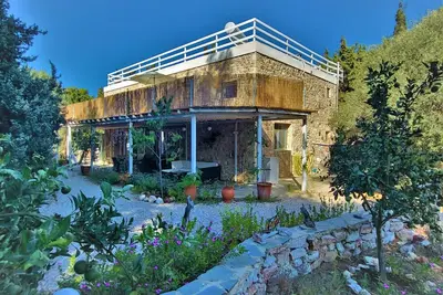 Image de Eco Secluded hand built stone house in an oasis