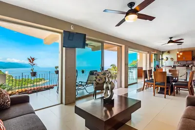 Image de Mismaloya Beach condo with ocean views, on-site pool, grill, & private balcony