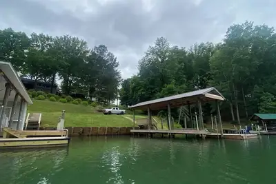 Image de Cozy lakeside house with views of both the mountains and lake