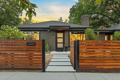 Image de Modern Hyde Park home- completely remodeled