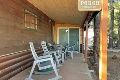 Image de 10 Mins to the lake! Family sized Cabin in the heart of Lakeside