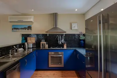 Image de Tyrone Sands - 4pm checkout Sundays*