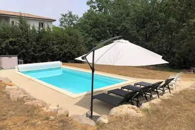 Image de Villa Spacieuse Piscine 9x4 chauffée Terrasses Ping-pong Echec géant 5ch bureau