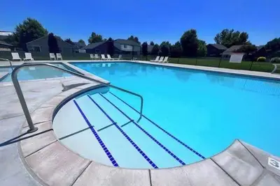 Image de Spacious 5-Bedroom Retreat with Pool Access