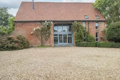 The Barn, pet friendly, with pool in Hoveton & Wroxham