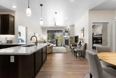 Image de Close to Ski Slopes, Cozy Floor Plan w/ Fireplace, Balcony & Shared Hot Tubs
