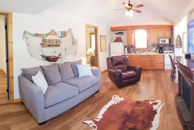 Image de White River Cabin on Lake Taneycomo - Resort Pool - Dock