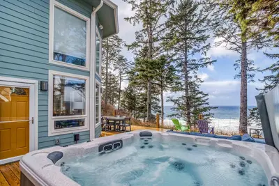 Image de Cliff-top Beauty has Stellar Ocean View, a Furnished Deck, and a King Suite!