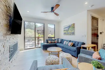 Image de Stunning townhome with mountain view, balcony, fireplace, grill, & washer/dryer