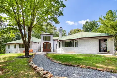 Image de Luxe Forest Escape w/ Hot Tub, Volleyball, Cornhole & Kayak