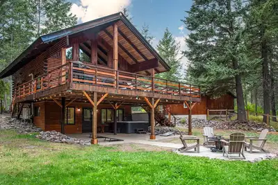 Image de Swan Mountain cabin with amazing views, hot tub, large deck, & game room