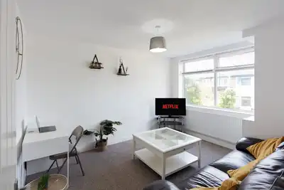 Spacious home close to city centre suitable for families and contractors