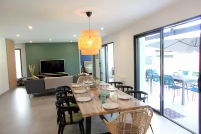 Image de Maison contemporaine spacieuse avec jardin