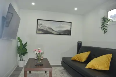 Image de Cozy bright private basement apartment in the heart of Scarborough