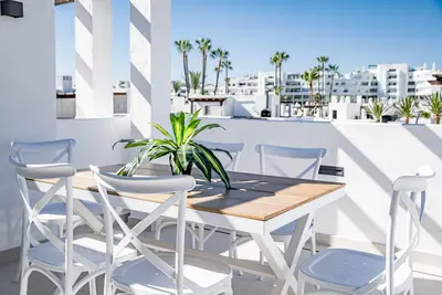 Beautiful Townhouse, walking distance to the beach
