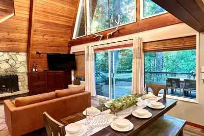 Riverfront A-frame Mt Hood! Skiing Hiking Hot tub