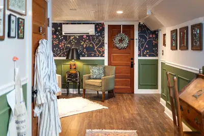 Image de Queen City Hideaway - walk downtown, newly reno, classic, and cozy with views!