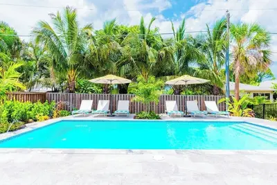 Image de 839 GulfShore Villa w/ Private Studio Near Mercato