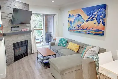 Image de Whistler Village North: 3 Level Modern Condo!