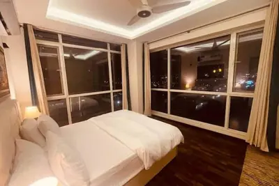 Image de High-Rise Presidential Suite in Elysium\n