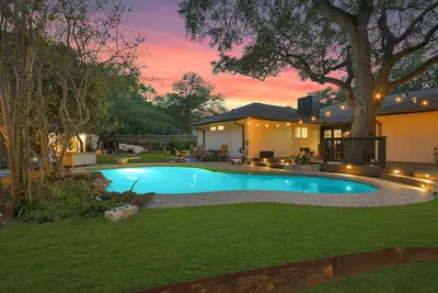 Image de The Hideaway Vaca-South Austin: A Swim & Grill Oasis with Game Barn & back deck