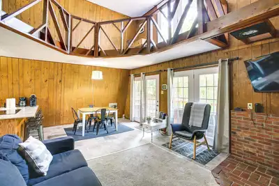 Image de Secluded Jamestown Cabin w/ Fire Pit!