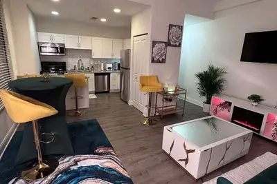 Image de Luxurious Downtown Indy City View Apartment!