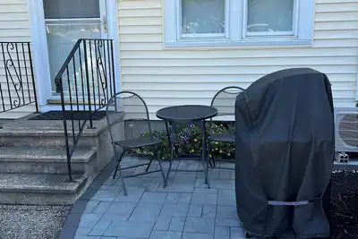 Image de 2 Bed/1 Bath Saunders Bay Gilford with boat slip. Walk to Meadowbrook for a show