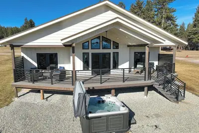 Image de Lakeside Breeze, with hot tub!