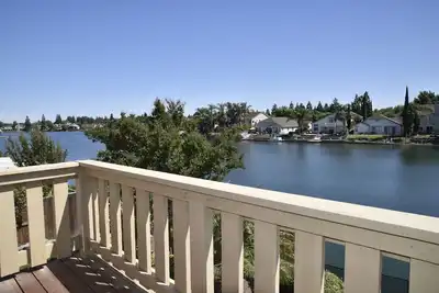 Image de Breathtaking LakeFront, long term rental only, 210 dollars a day, 30 days up.