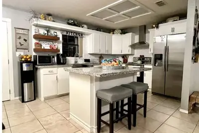 Image de 3 Bd/2 Ba open concept home with plenty of parking