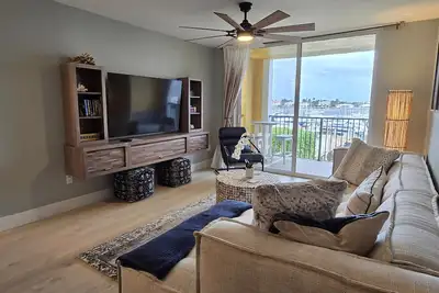 Image de “Anchored in Luxury” Re-Decorated and Re-Furnished Waterfront Show-Piece!