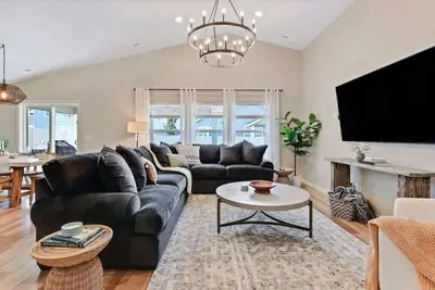 Image de The Meridian Manor | Private 4 Bedroom Home