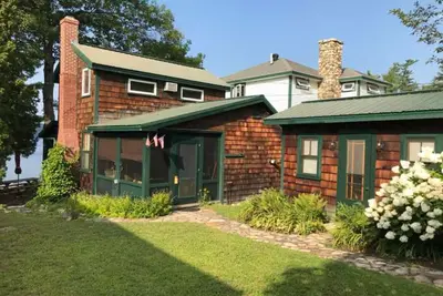 Image de Tranquil cottage near beach with private dock, spacious patio & modern comforts