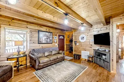 Image de Mountain cabin with private hot tub, on-site creek, firepit & wildlife sightings