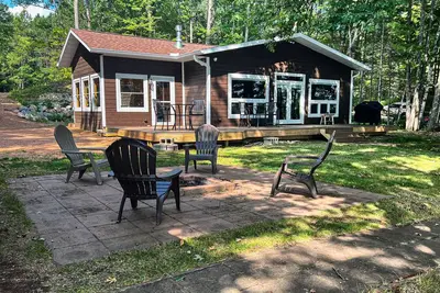 Image de Dog-friendly lakefront hideaway with docks, firepit, fireplace & W/D