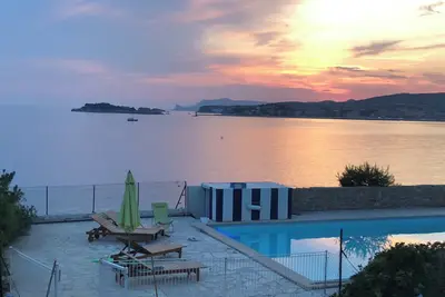 Image de Villa de famille, pieds dans l’eau, grande piscine