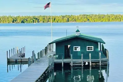 Image de Mid-Century Modern Lakefront Cottage